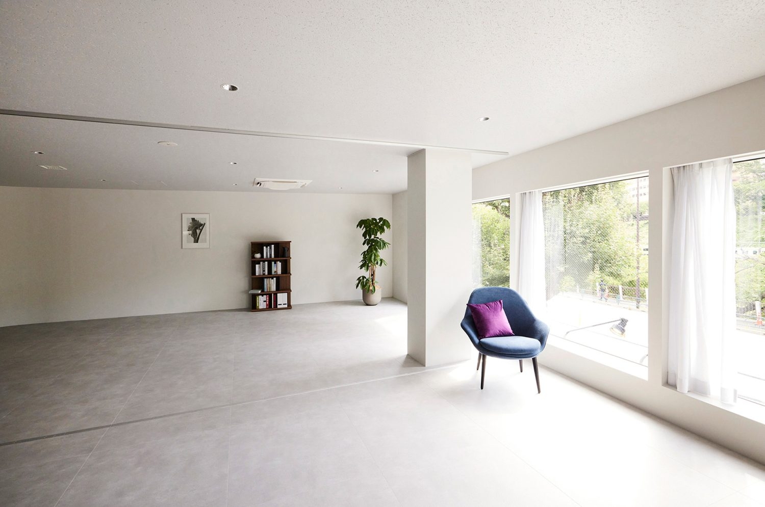 神楽坂方面の大きな窓と白壁