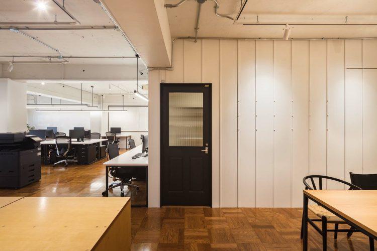 エレベーターホールへの扉