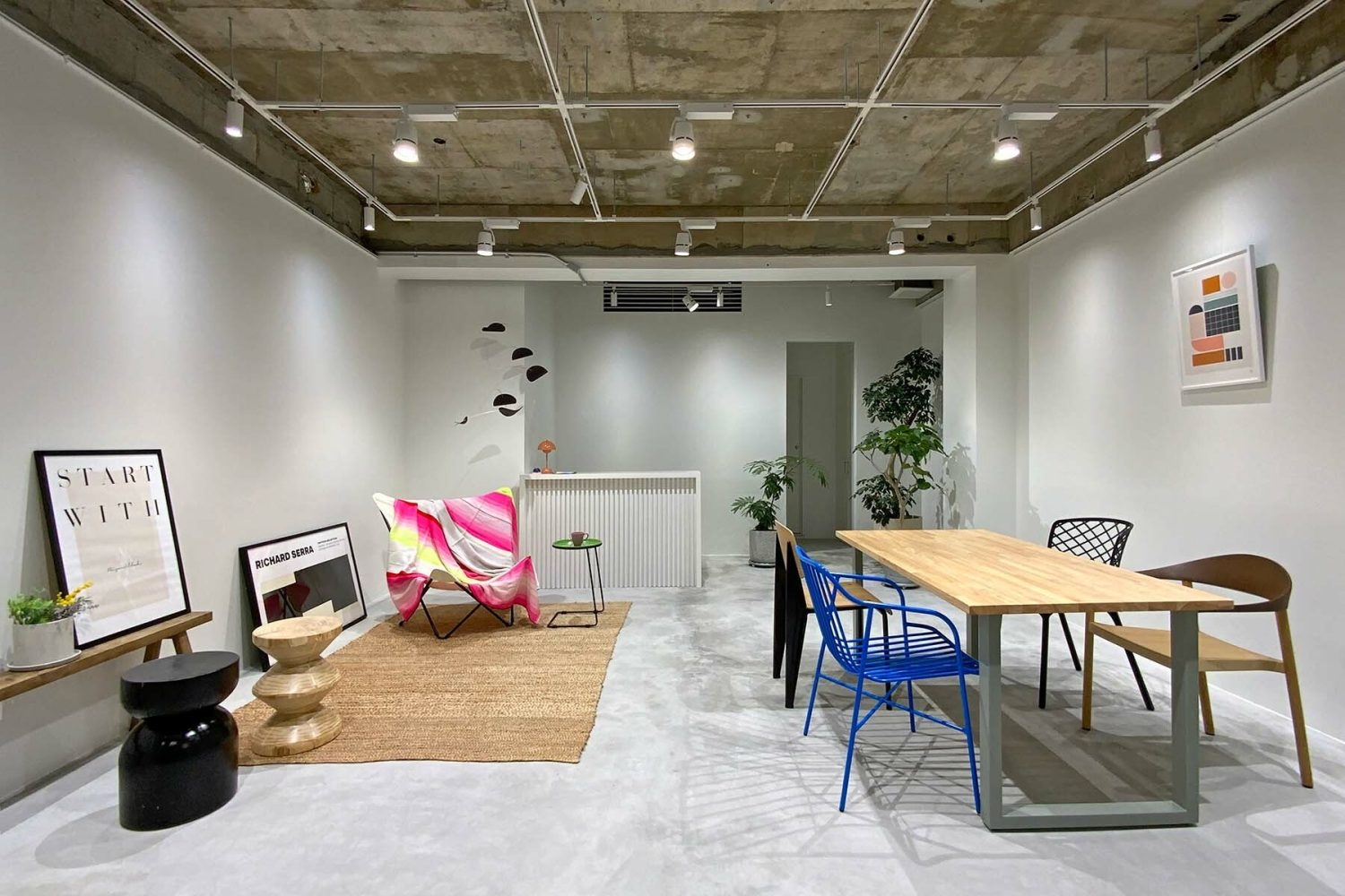 奥側 天井照明使用