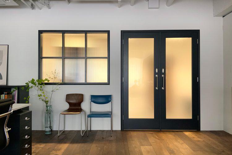 スタジオ室内から廊下側