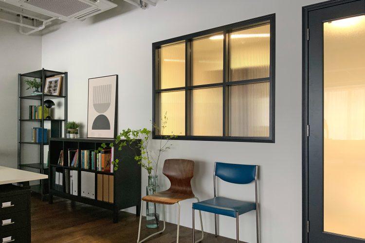 スタジオ室内から廊下側