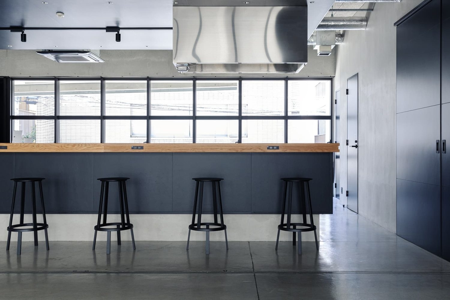 キッチンカウンターと常設ハイスツール