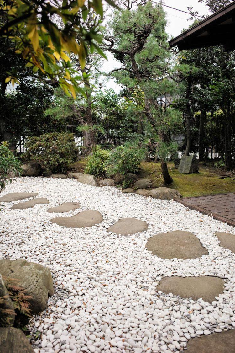 飛び石と白砂利