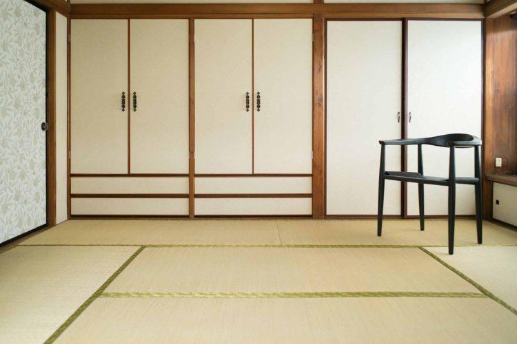 押し入れが並ぶメイクルーム