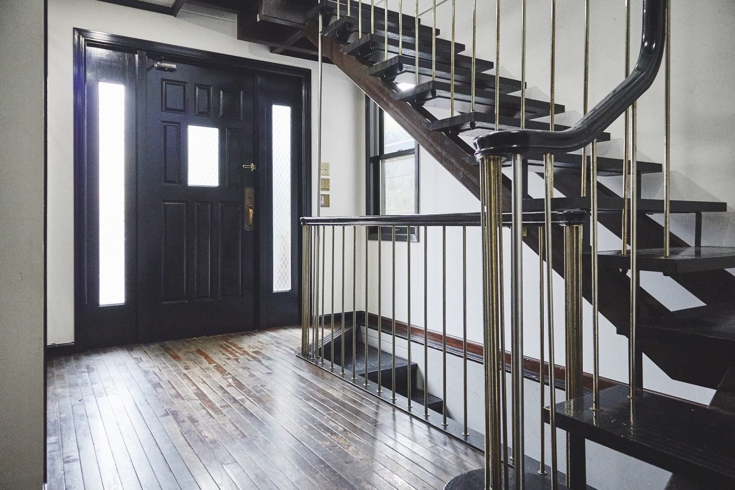 階段越しのエントランス