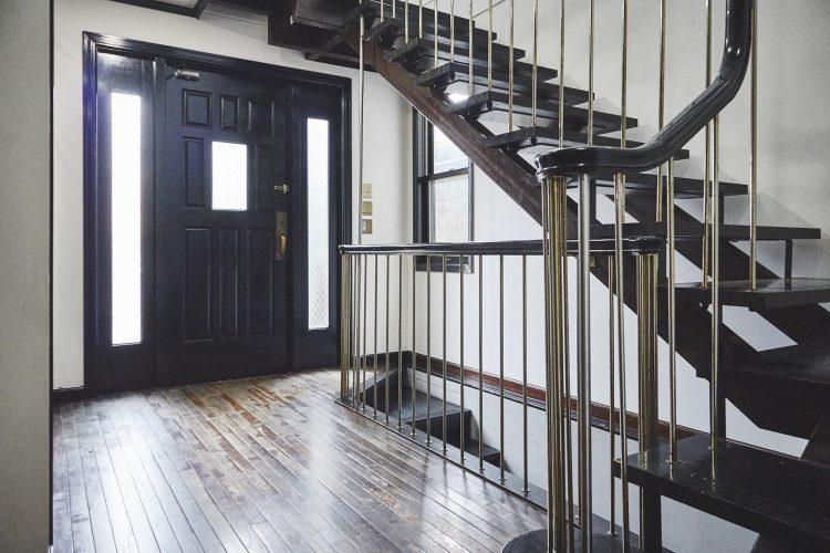 階段越しのエントランス