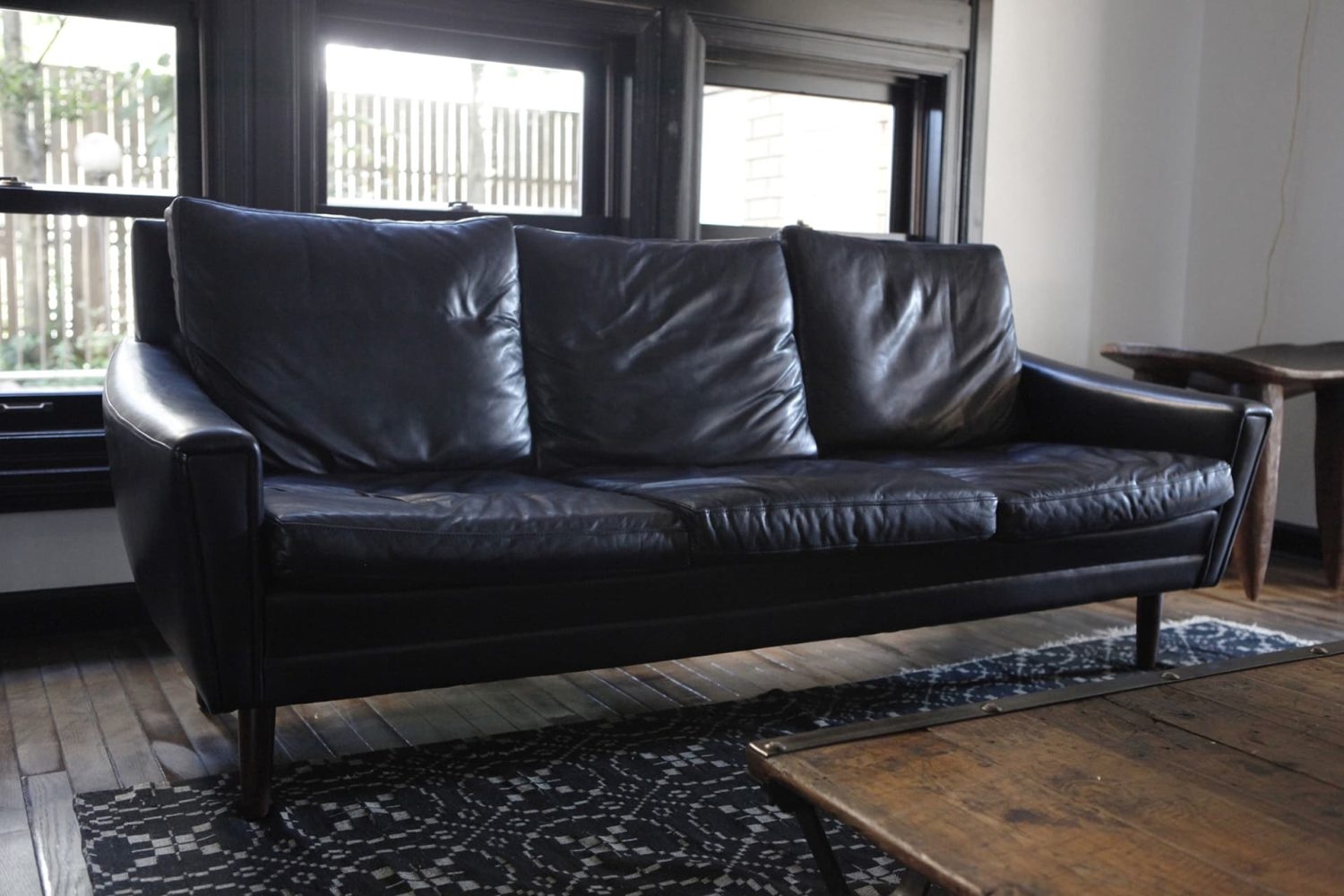 重厚感ある黒いソファ