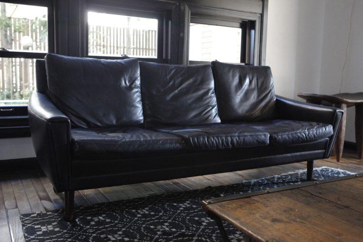 重厚感ある黒いソファ