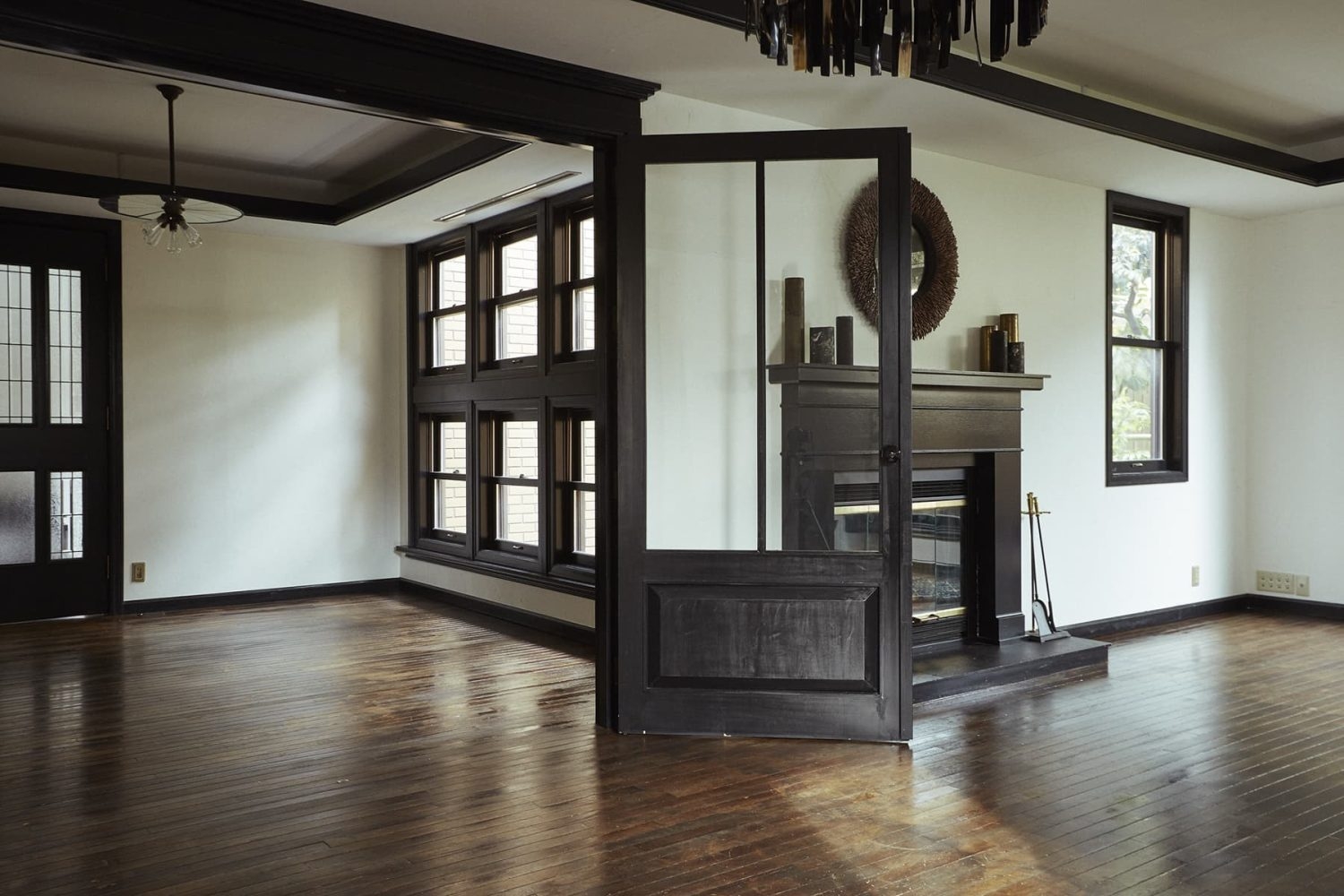 濃フローリングと黒がシックな空間