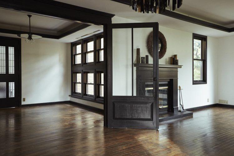 濃フローリングと黒がシックな空間