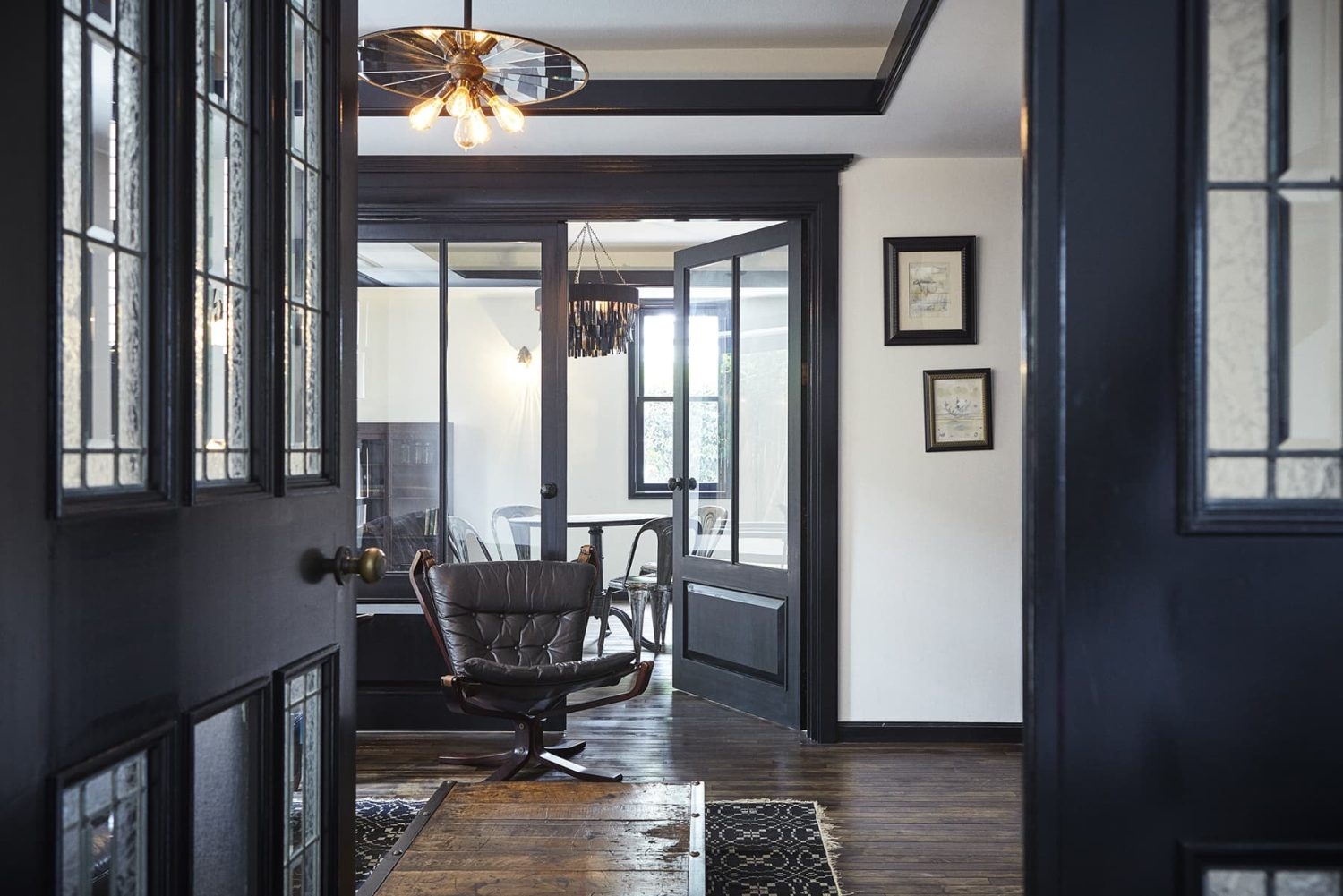 ガラス扉でダイニングから光が入ります