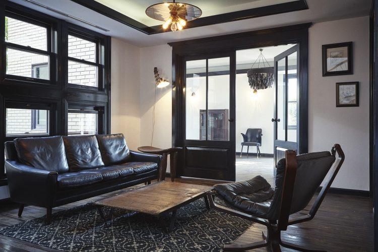 黒が統一感のあるリビングルーム