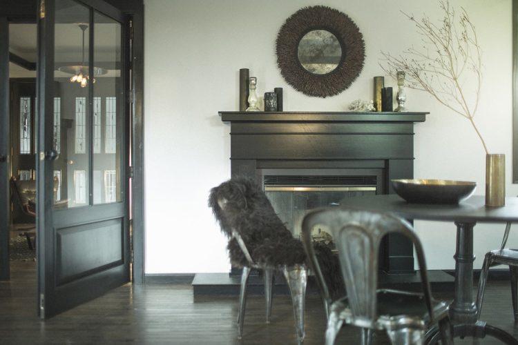 ホテルのような重厚感のある暖炉