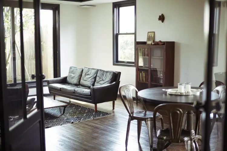 南側の窓から差し込む自然光