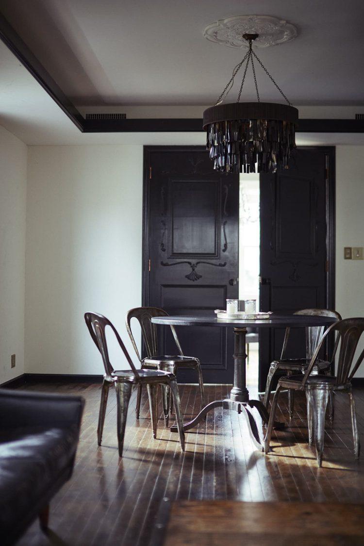 黒の統一感が際立つダイニングルーム