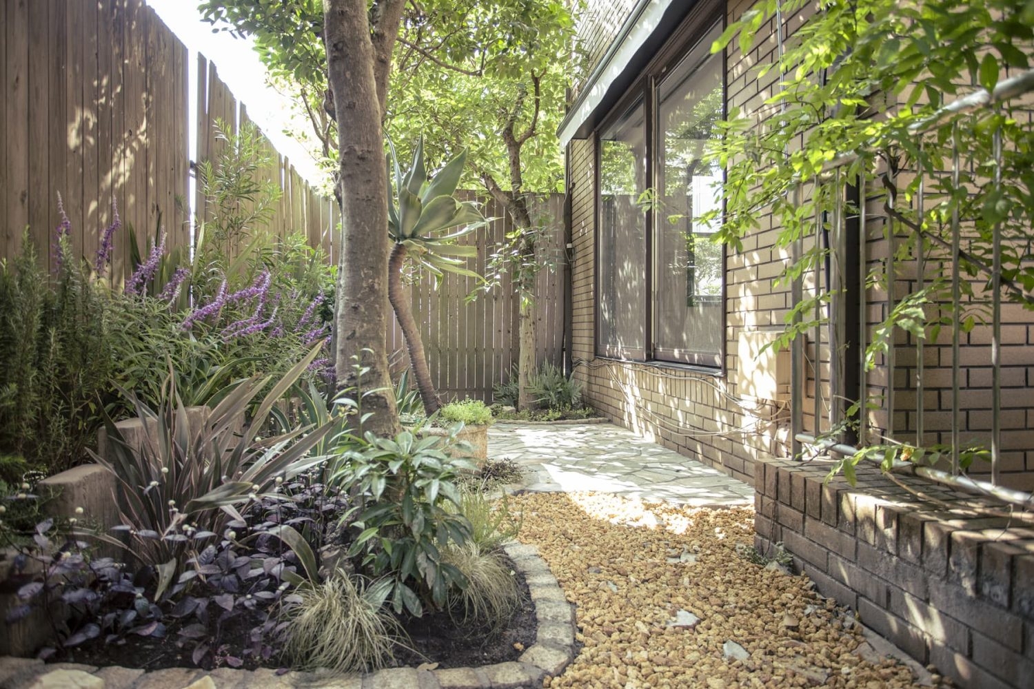 緑が豊富でデザインされたテラス