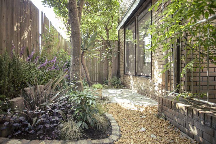 緑が豊富でデザインされたテラス