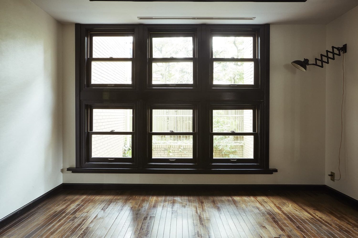 アンティークのような印象的な窓