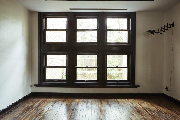 アンティークのような印象的な窓