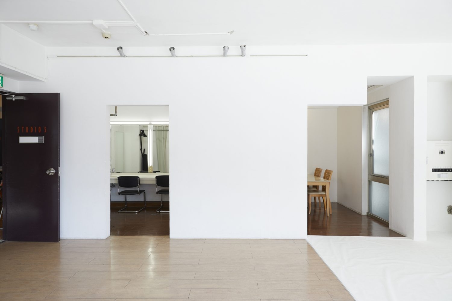 窓側からの室内 / メイクルーム