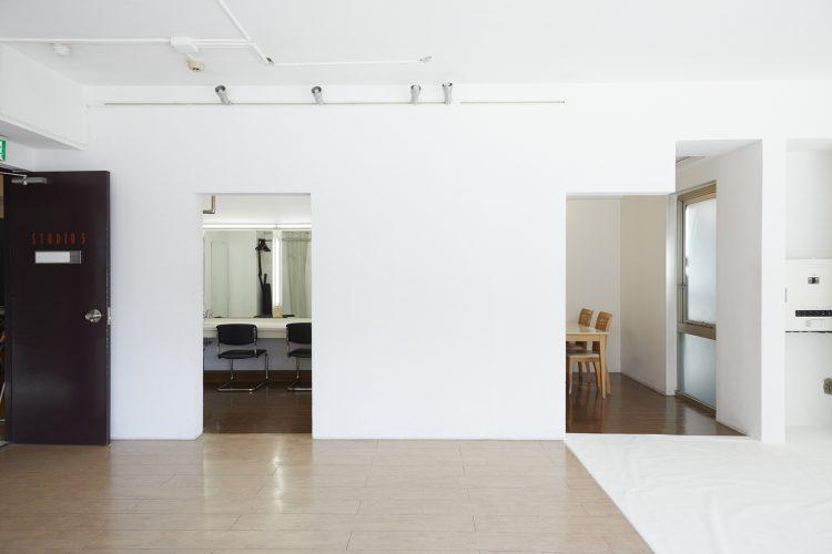 窓側からの室内 / メイクルーム