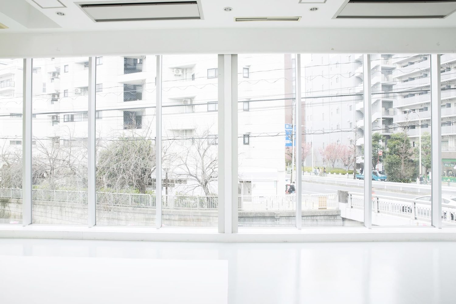 南西に位置する解放的な窓