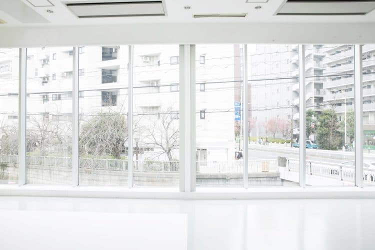 南西に位置する解放的な窓
