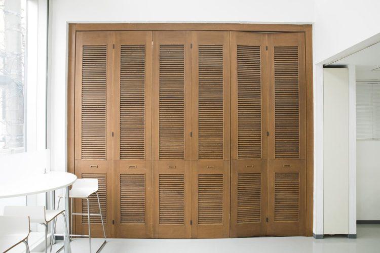 倉庫のウッド扉も背景に