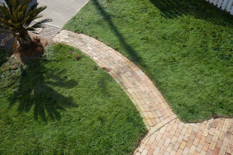 芝生とレンガ道