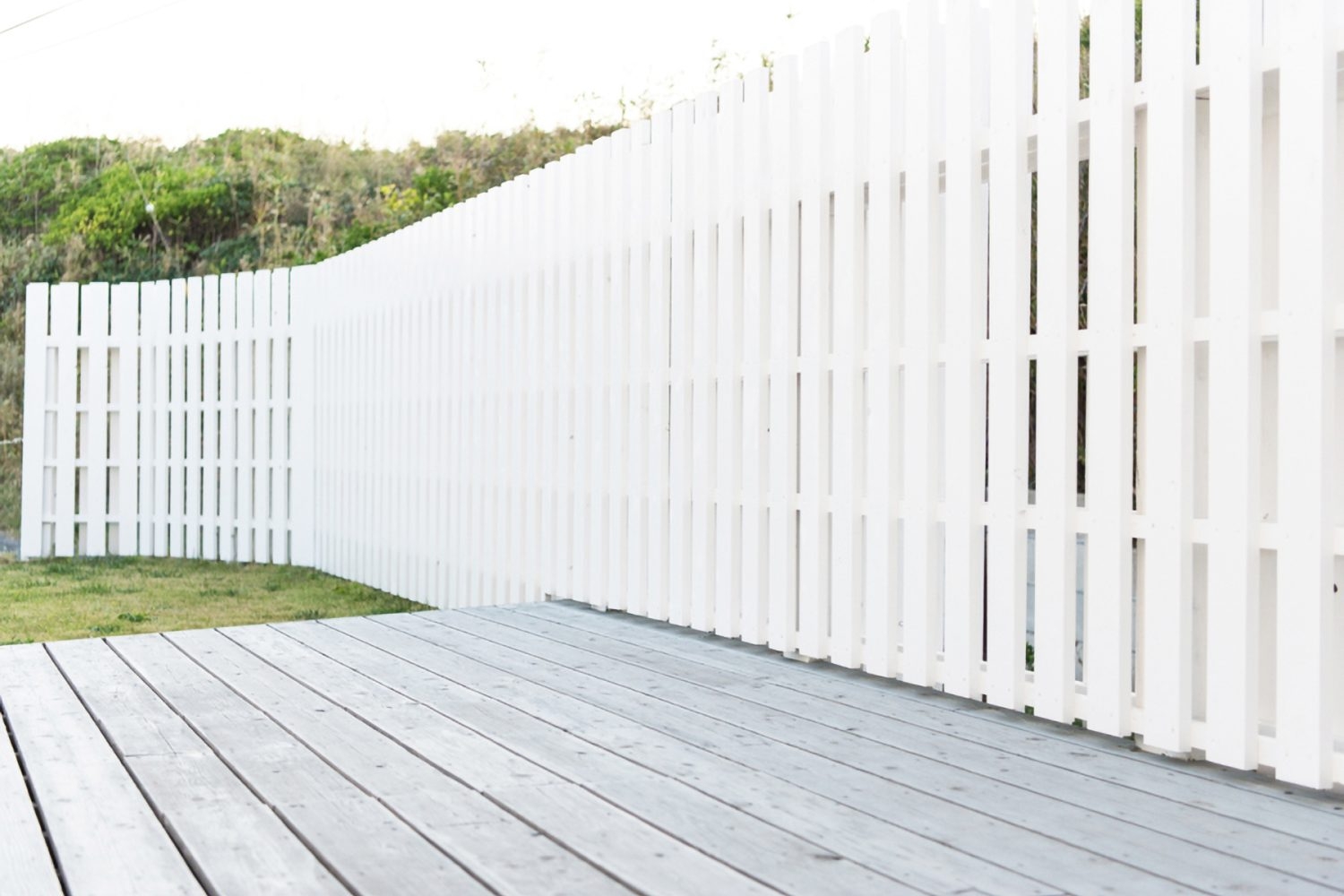 ウッドデッキと白い柵