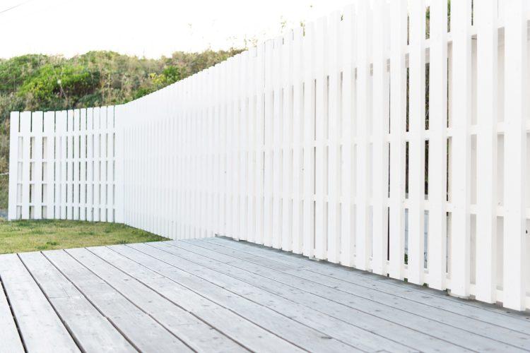 ウッドデッキと白い柵