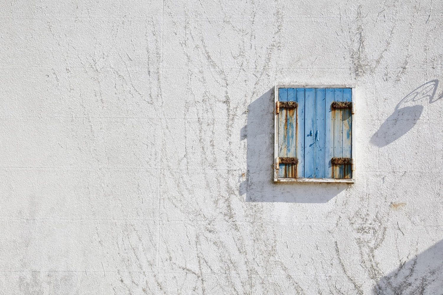 白壁と青窓