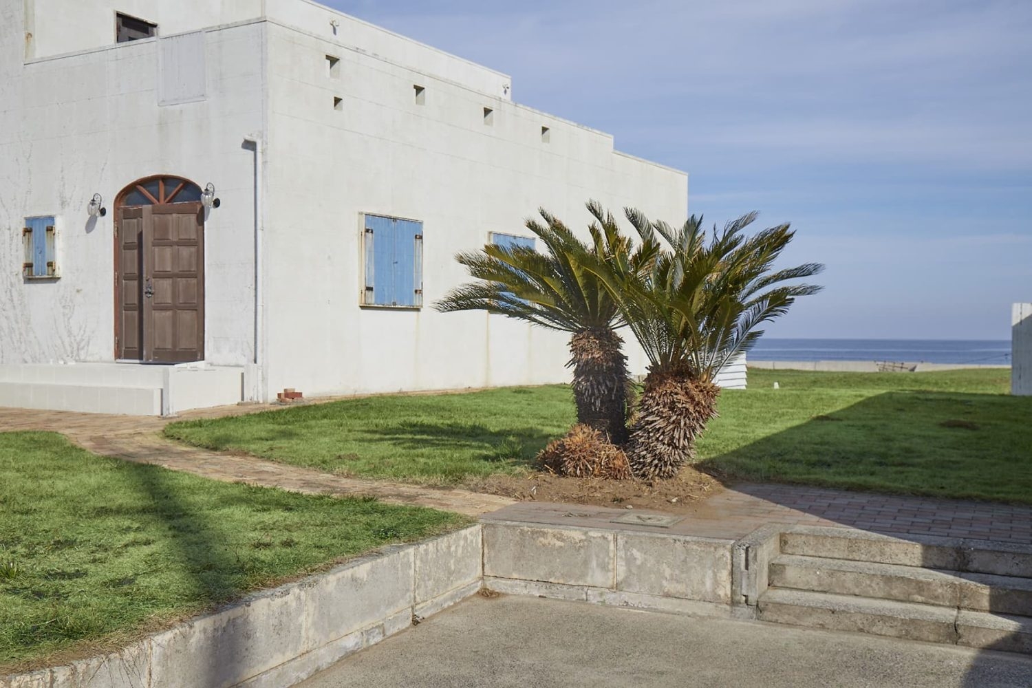 海と芝生に囲まれた一軒家