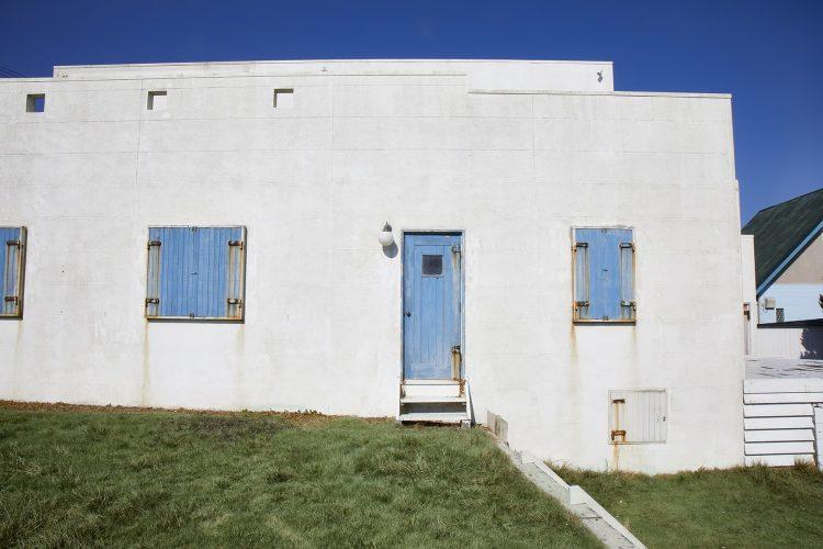 外観は白壁と青い窓