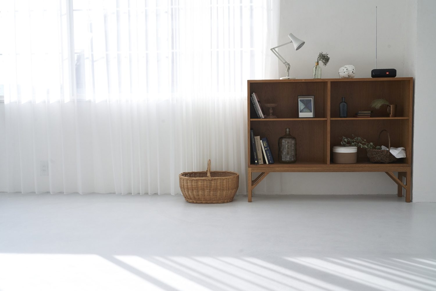 南窓とシンプルな棚