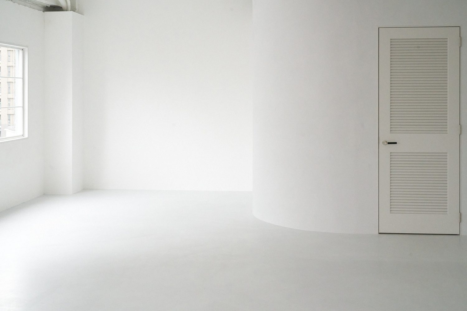 西側白壁とメイクルーム