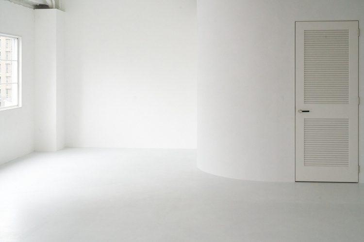 西側白壁とメイクルーム