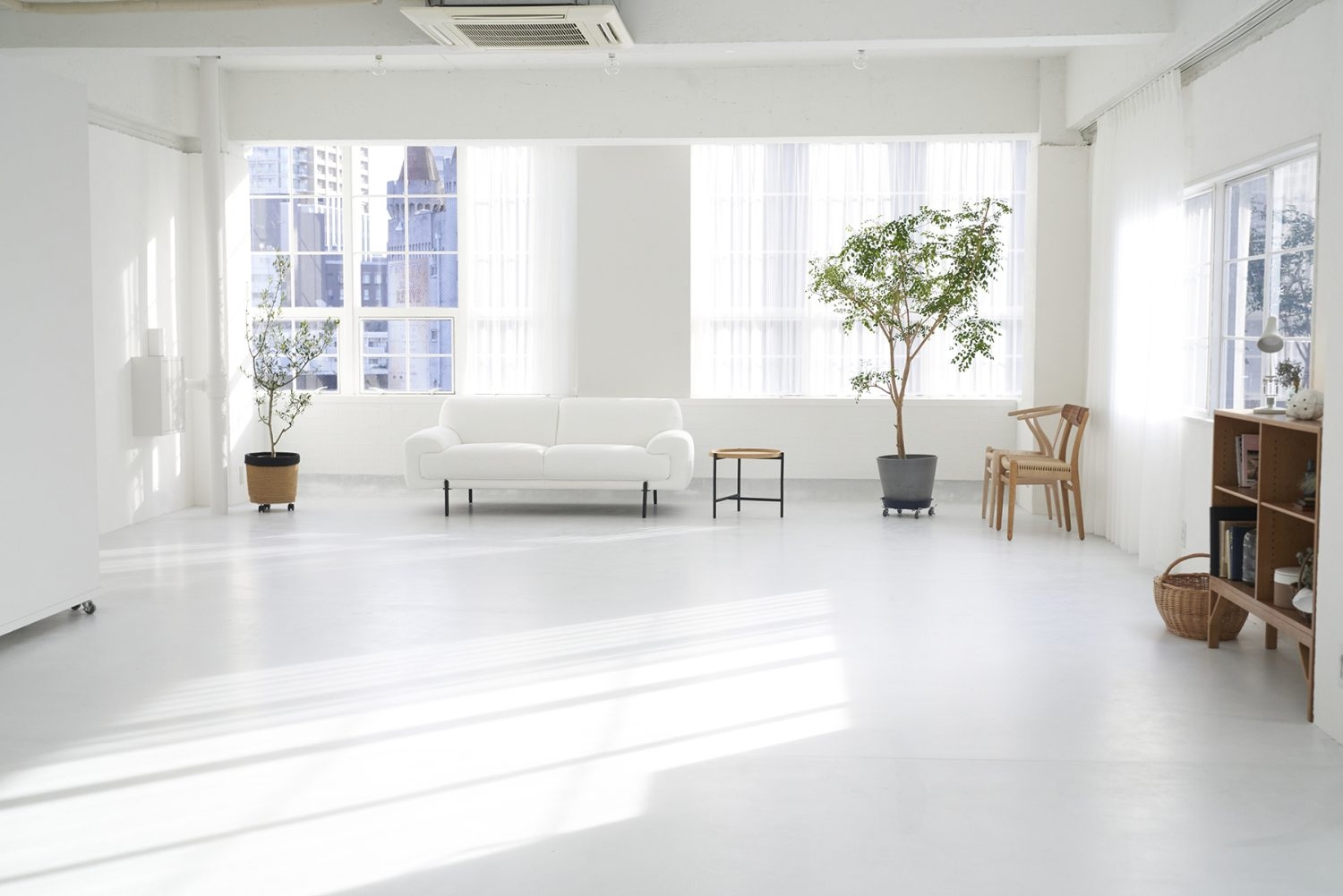 自然光たっぷりの白い空間