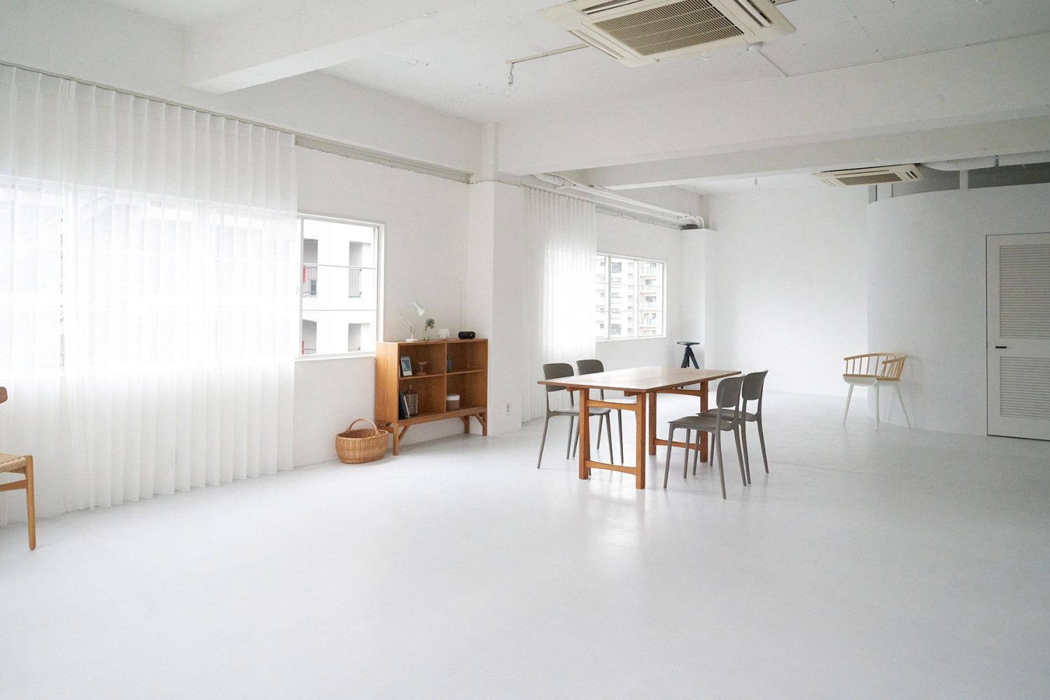 南側窓とシンプルなダイニングセット