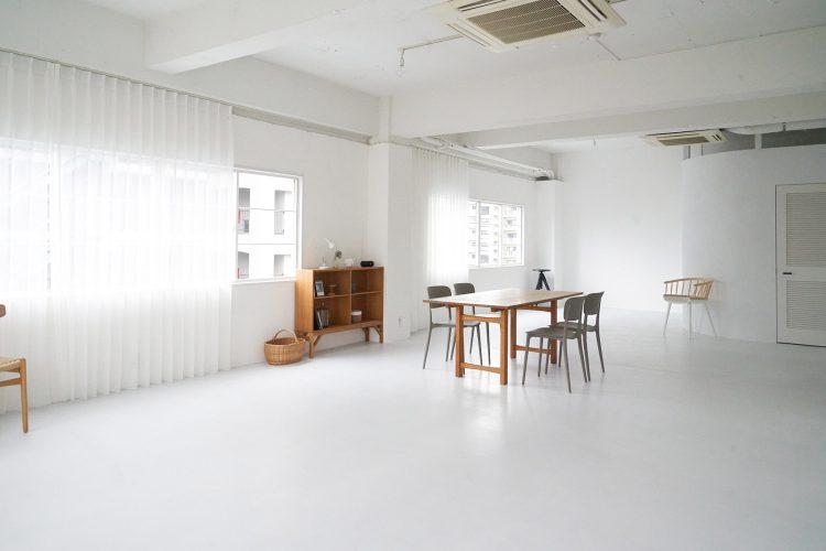 南側窓とシンプルなダイニングセット