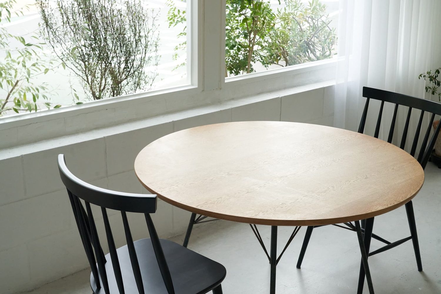 明るめ色の木目の丸天板