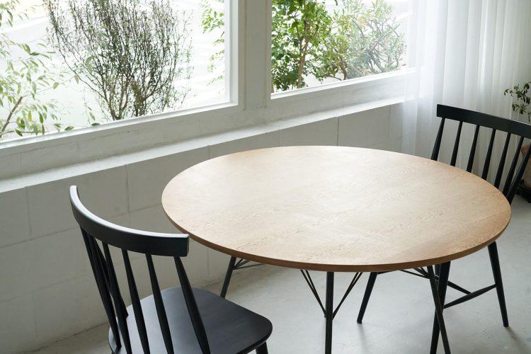 明るめ色の木目の丸天板