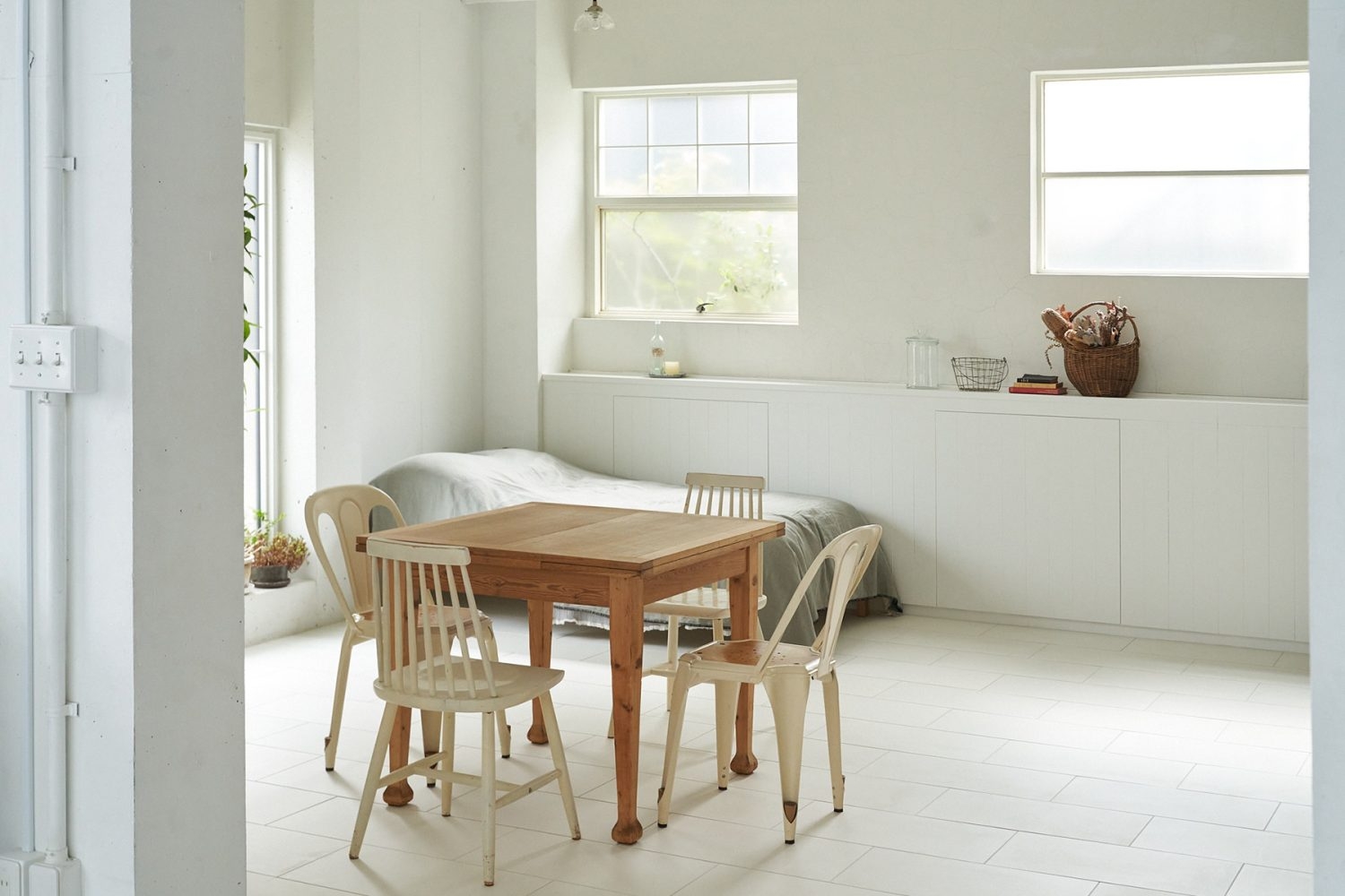 つや消し白タイル部屋