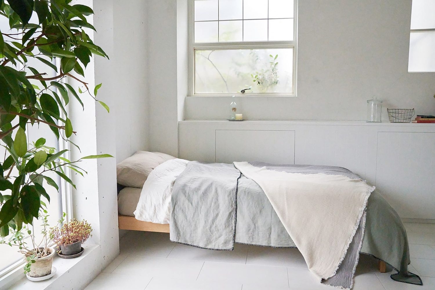 ベッド奥 西側すりガラスの小窓