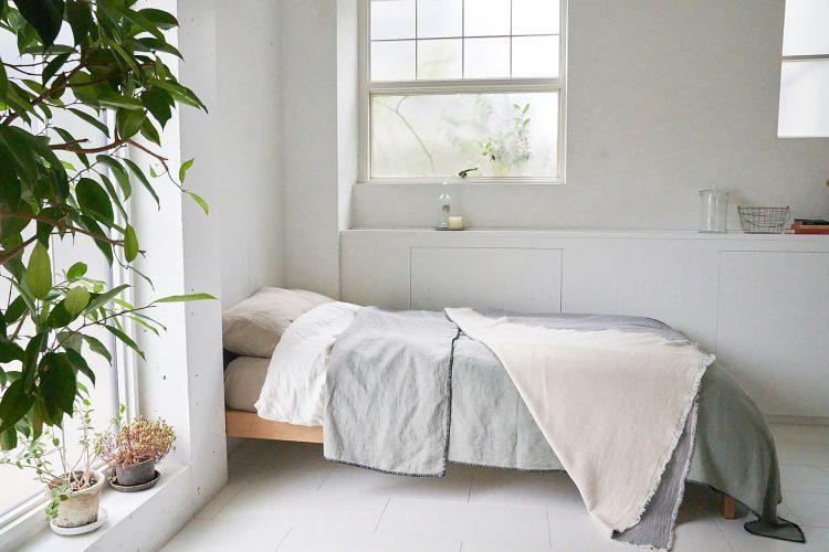 ベッド奥 西側すりガラスの小窓