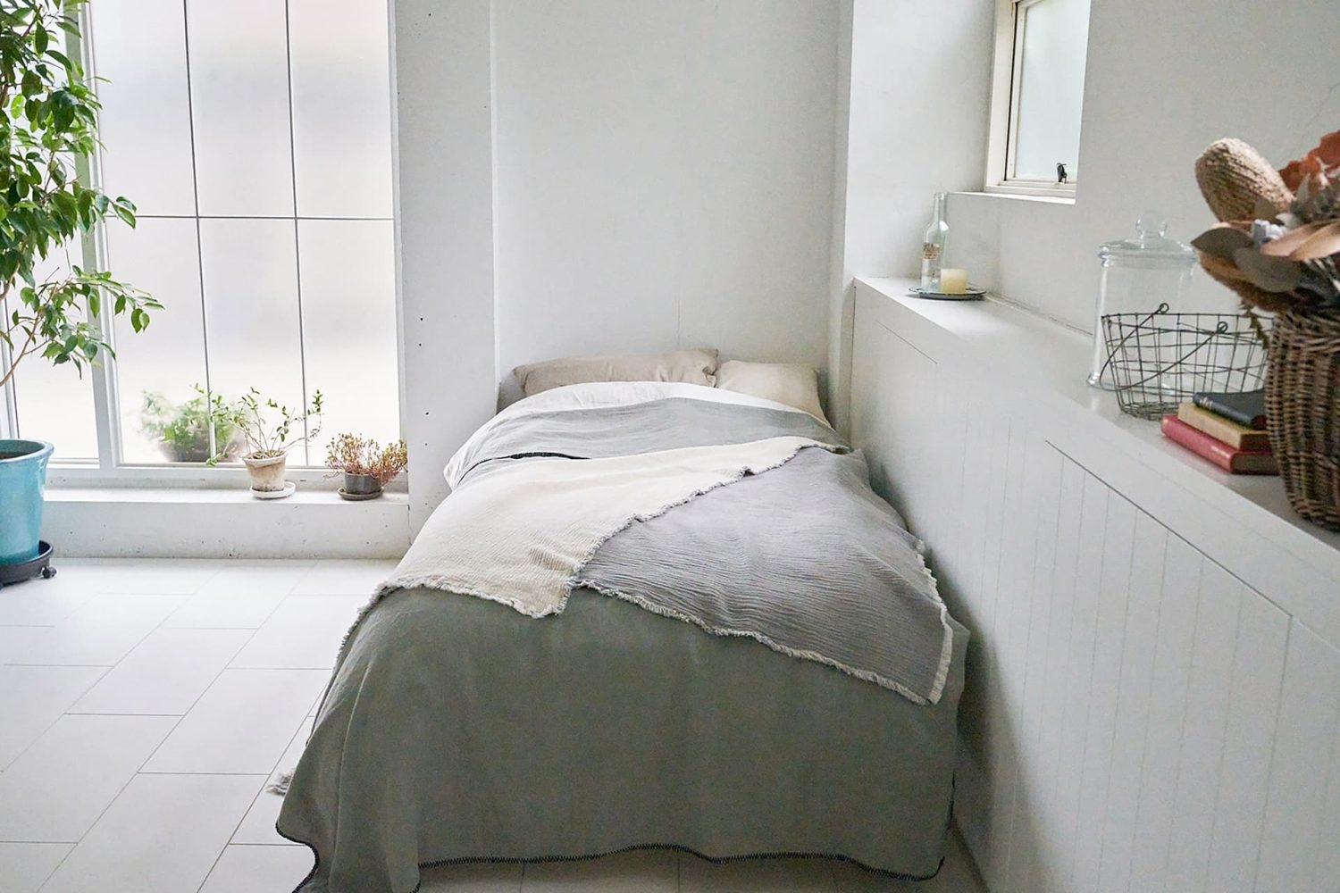 ベッド横の南窓