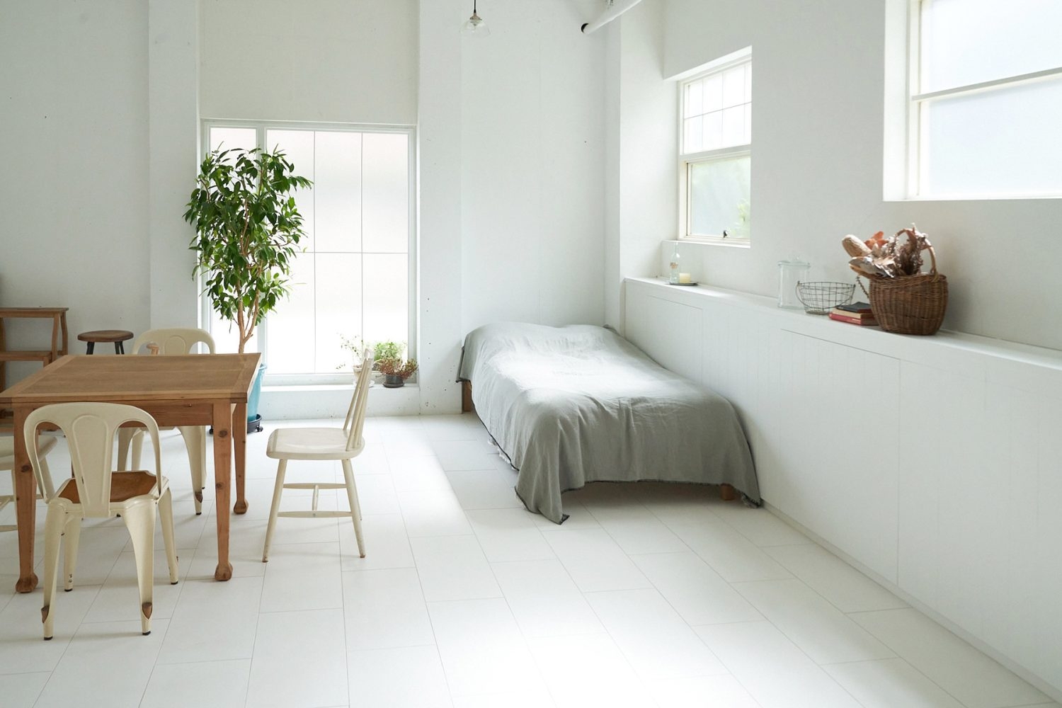 白タイルベッドルーム