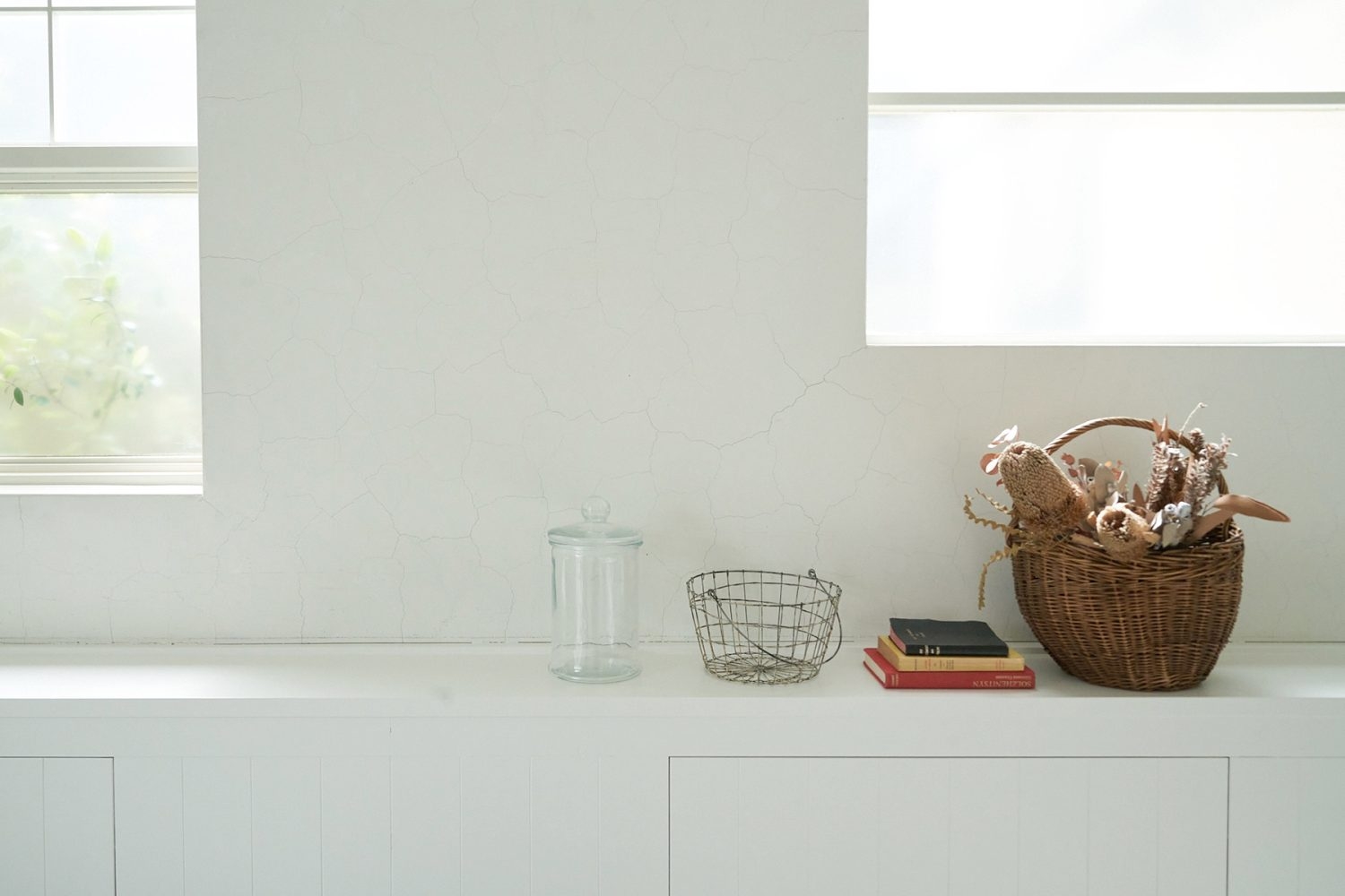 作り付け棚の上の小物