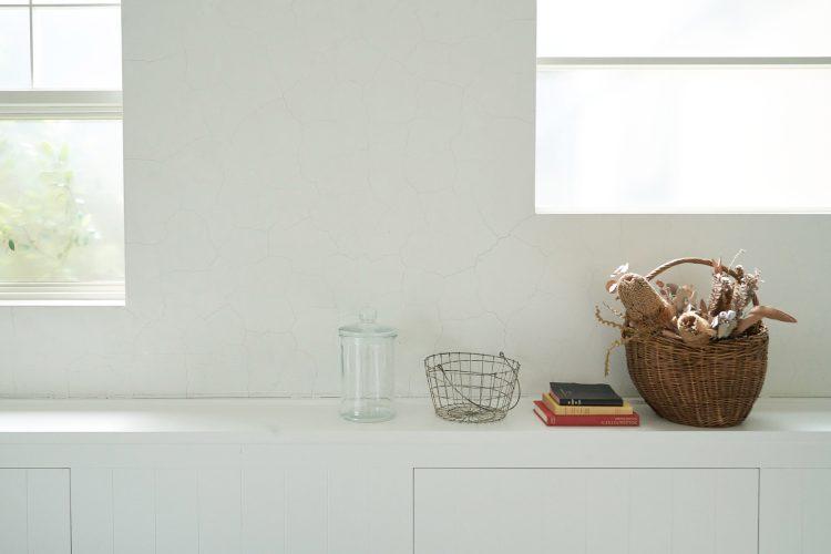 作り付け棚の上の小物