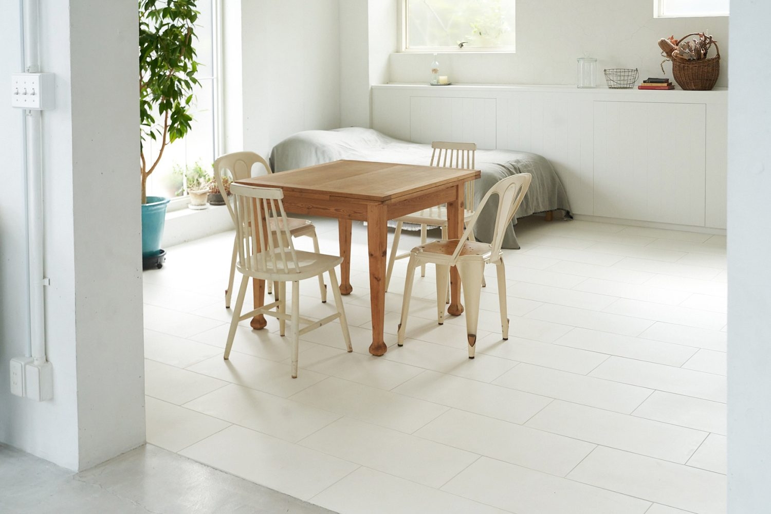 天板が広がるダイニングテーブル